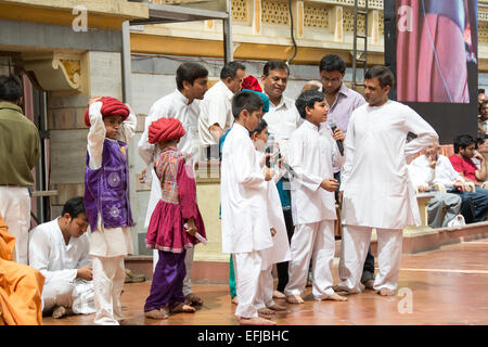 AHMEDABAD, Gujarat/India - 3 Marzo domenica 2013 : Pramukh Swami Maharaj proviene in pubblico per soddisfare i devoti di Swami Narayan nel tempio shahibaug, in Ahmedabad, India. Foto Stock