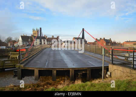 Selby road swing chiusura ponte sul fiume Ouse con selby abbey nella distanza Yorkshire Regno Unito Foto Stock