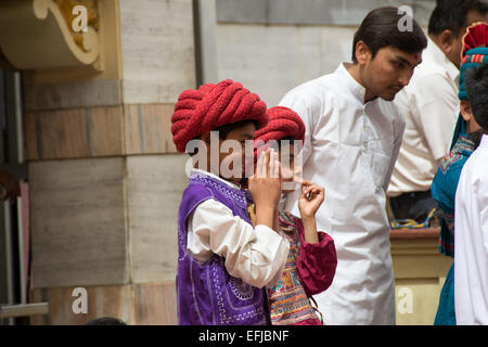 AHMEDABAD, Gujarat/India - 3 Marzo domenica 2013 : Pramukh Swami Maharaj proviene in pubblico per soddisfare i devoti di Swami Narayan nel tempio shahibaug, in Ahmedabad, India. Foto Stock