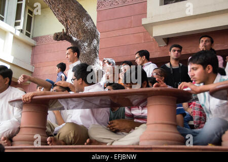 AHMEDABAD, Gujarat/India - 3 Marzo domenica 2013 : Pramukh Swami Maharaj proviene in pubblico per soddisfare i devoti di Swami Narayan nel tempio shahibaug, in Ahmedabad, India. Foto Stock