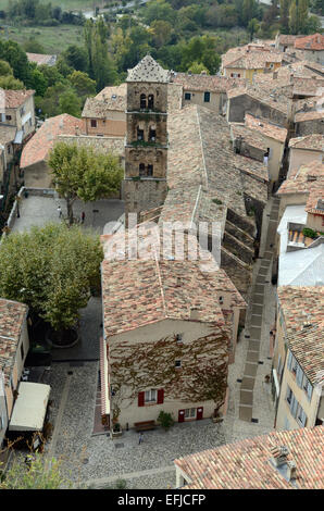 Vista su Moustiers o Moustiers-Sainte-Marie e il c12-14th romanica chiesa di Notre-Dame-de-l'Assomption Alpes-de-Haute-Provence Provence Francia Foto Stock