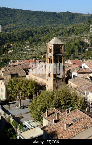 Vista su Moustiers & c12-14th romanica chiesa di Notre-Dame-de-l'Assomption Alpes-de-Haute-Provence Provence Francia Foto Stock