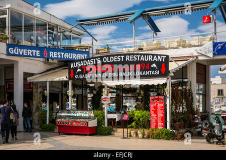 Negozi e negozi nella città portuale di Kusadasi, Turchia, Eurasia. Foto Stock