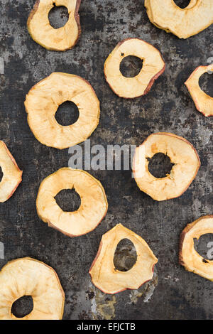 Essiccato fette di mela al buio su un sfondo vintage Foto Stock