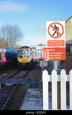 Primo trans pennine 185 116 classe treno passa senza sconfinamenti di segno di avvertimento da piattaforma a selby stazione ferroviaria Yorkshire Regno Unito Foto Stock