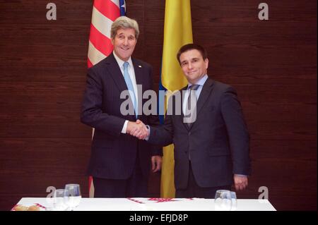 Il Segretario di Stato americano John Kerry scuote le mani con il ministro ucraino degli Affari Esteri Pavlo Klimkin prima di un pranzo di lavoro il 5 febbraio 2015 a Kiev in Ucraina. Foto Stock