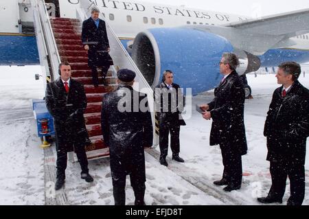 Il Segretario di Stato americano John Kerry è accolto da Ambasciatore di Ucraina Geoffrey Pyatt su un arrivo nevoso Febbraio 5, 2015 a Kiev in Ucraina. Foto Stock