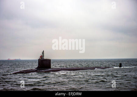 US Navy Virginia-classe fast-attacco sommergibile USS Hawaii torna a le attività della flotta Yokosuka per un porto visita Febbraio 5, 2015 a Yokosuka, Giappone Foto Stock