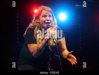 Sinead O Connor e Kate Tempest esibirsi sul palco durante la terza giornata di Camp Bestival a Lulworth Castle nel Dorset - Domenica 3 agosto 2014 con: Kate Tempest dove: Dorset, Regno Unito quando: 03 Ago 2014 Foto Stock