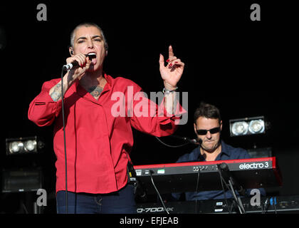 Sinead O Connor e Kate Tempest esibirsi sul palco durante la terza giornata di Camp Bestival a Lulworth Castle nel Dorset - Domenica 3 agosto 2014 con: Sinead O Connor dove: Dorset, Regno Unito quando: 03 Ago 2014 Foto Stock