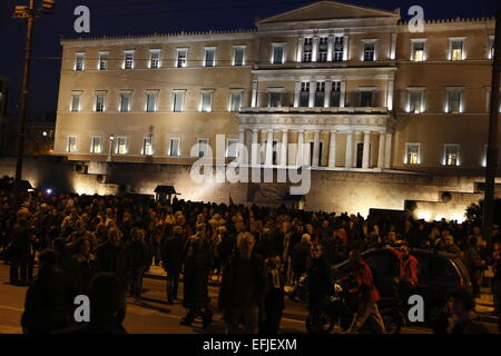 Atene, Grecia. 5 febbraio 2015. Migliaia di Greci venuti a piazza Syntagma. Migliaia di Greci assemblati a piazza Syntagma, per protestare contro il regime fiscale di estorsione da parte della Troika che vuole che la Grecia a seguire le loro istruzioni in ritorno per fornire il denaro necessario per le banche greche. Credito: Michael Debets/Alamy Live News Foto Stock