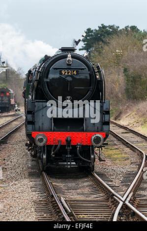 Vista frontale del BR Standard 9F 2-10-0 steam loco 92214 avvicinamento stazione Rothley sulla grande stazione ferroviaria centrale Foto Stock