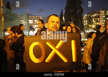 Atene, Grecia. 5 febbraio 2015. Un uomo che tiene un cartello che recita "No". Migliaia di Greci assemblati a piazza Syntagma, per protestare contro il regime fiscale di estorsione da parte della Troika che vuole che la Grecia a seguire le loro istruzioni in ritorno per fornire il denaro necessario per le banche greche. Credito: Michael Debets/Alamy Live News Foto Stock