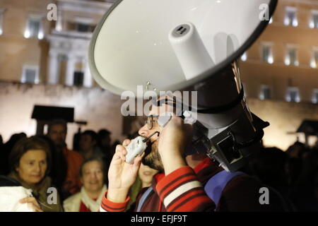 Atene, Grecia. 5 febbraio 2015. Un uomo grida slogan attraverso un megafono al di fuori del parlamento greco. Migliaia di Greci assemblati a piazza Syntagma, per protestare contro il regime fiscale di estorsione da parte della Troika che vuole che la Grecia a seguire le loro istruzioni in ritorno per fornire il denaro necessario per le banche greche. Credito: Michael Debets/Alamy Live News Foto Stock