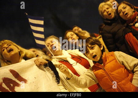 Atene, Grecia. 5 febbraio 2015. Un giovane ragazzo sventola una bandiera greca. Migliaia di Greci assemblati a piazza Syntagma, per protestare contro il regime fiscale di estorsione da parte della Troika che vuole che la Grecia a seguire le loro istruzioni in ritorno per fornire il denaro necessario per le banche greche. Credito: Michael Debets/Alamy Live News Foto Stock