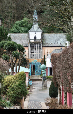 Portmeirion, il Galles del Nord, Regno Unito, la follia Italianamente villaggio costruito da Clough Williams-Ellis. Il Municipio Foto Stock