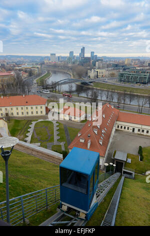 Funivia proveniente dal fiume Neris per il complesso del Castello di Vilnius, Lituania Foto Stock