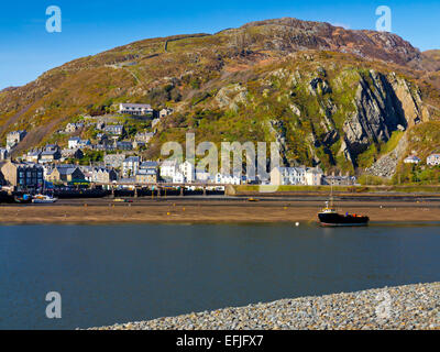 Imbarcazione attraccata nel Mawddach Estuary a Blaenau Ffestiniog Bay in Gwynedd Snowdonia North Wales UK Foto Stock