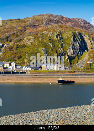 Imbarcazione attraccata nel Mawddach Estuary a Blaenau Ffestiniog Bay in Gwynedd Snowdonia North Wales UK Foto Stock