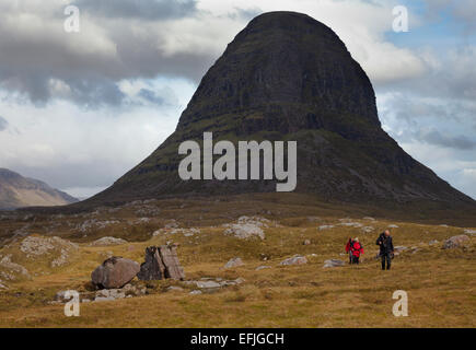 Gli escursionisti con Suilven in background nel paesaggio di montagna in Assynt, North West Highlands della Scozia. Foto Stock