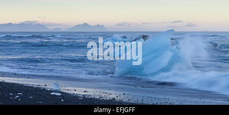 Iceberg nelle onde del lago glaciale, Jokulsarlon, Est Islanda Islanda Foto Stock