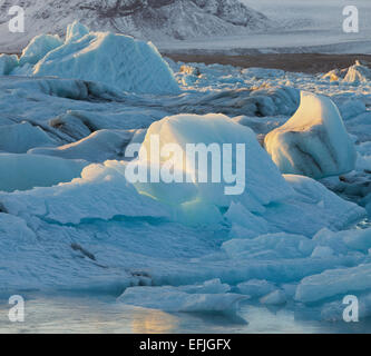 Iceberg nelle onde del lago glaciale, Jokulsarlon, Est Islanda Islanda Foto Stock