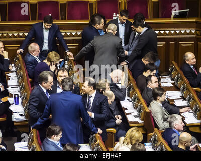 Nella sessione hall della Verkhovna Rada. 5 febbraio, 2015. -- Verkhovna Rada ha permesso che i comandanti militari di usare armi contro i subordinati a Febbraio 5, 2015 a Kiev, Ucraina. Legge giace con i comandanti dell'obbligo di adottare misure drastiche per interrompere la commissione di un reato penale subordinati e di ripristinare la legge e l'ordine. © Igor Golovniov/ZUMA filo/Alamy Live News Foto Stock