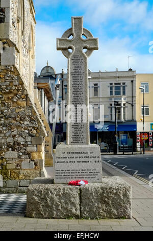 Croce di pietra memorial in memoria delle vittime della guerra al di fuori di st judes chiesa southsea England Regno Unito Foto Stock