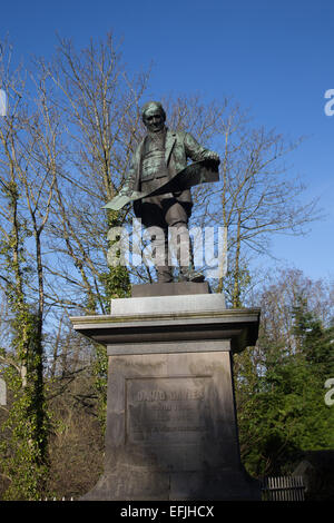 Statua del Signore Davies (Top Sawyer), imprenditore e filantropo, a Llandinam Foto Stock