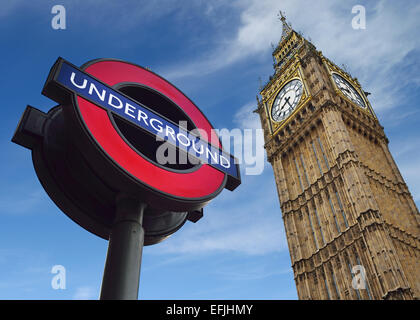 Londra, Inghilterra. Segno della metropolitana e il Big Ben, entrambe le famose icone di Londra. Regno Unito. Foto Stock