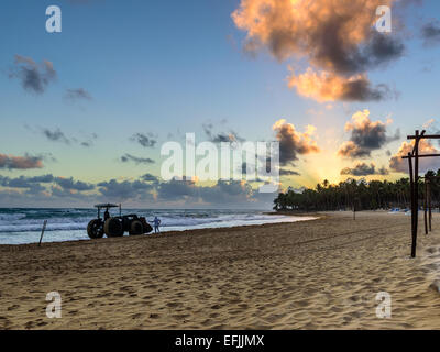 Tramonto sulla spiaggia Caraibica Foto Stock