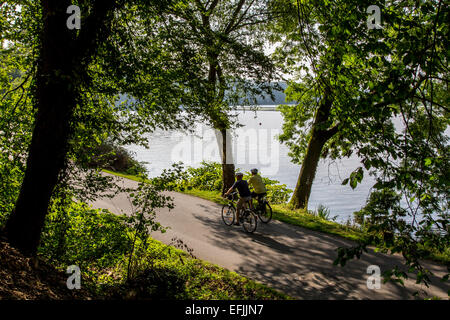 "Lago Baldeneysee' lago di Essen, fiume Ruhr, percorso intorno al lago per escursionisti, ciclisti, skater, Germania Foto Stock