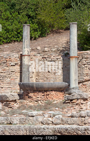 Parte delle rovine del Nymphaion (o ninfeo) una fontana monumentale donati da Herodes Atticus, Antica Olympia, Grecia Foto Stock