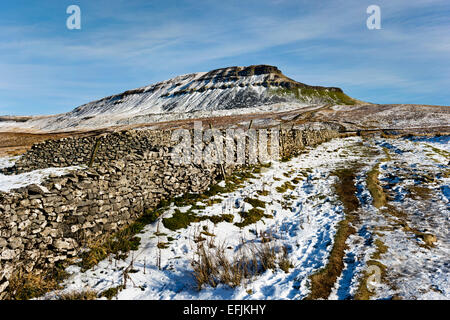 Pen-y-Ghent hill nella neve, Horton in Ribblesdale, Yorkshire Dales National Park, Regno Unito Foto Stock