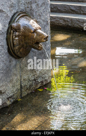 Orso di bronzo e granito particolare del luogo Tilikum scultura in Seattle, una scultura creato da James A. Wehn, Washington, Stati Uniti d'America Foto Stock