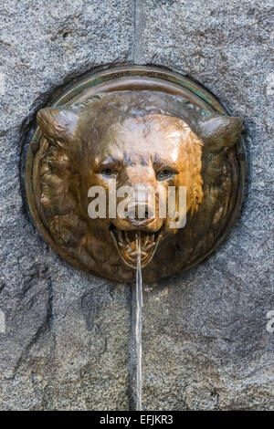 Orso di bronzo e granito particolare del luogo Tilikum scultura in Seattle, una scultura creato da James A. Wehn, Washington, Stati Uniti d'America Foto Stock