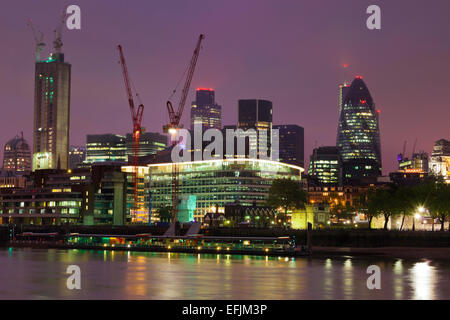 Skyline di Londra con il Tamigi, City of London, Londra, Inghilterra Foto Stock