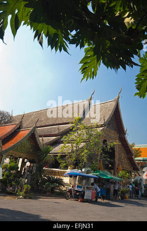 Vista verticale del Wat Chiang Mun, il più antico tempio in Chiang Mai. Foto Stock