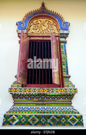 Vista verticale di una finestra ornata al Wat Chiang Mun, il più antico tempio in Chiang Mai in Thailandia. Foto Stock