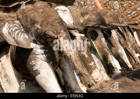 Orizzontale di vista ravvicinata della pietra elefanti sostenere il chedi a Wat Chiang Man Foto Stock