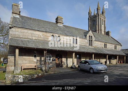 Sextons Cottage e Chiesa casa a Widecombe in moro, Parco Nazionale di Dartmoor, Devon, Regno Unito Foto Stock