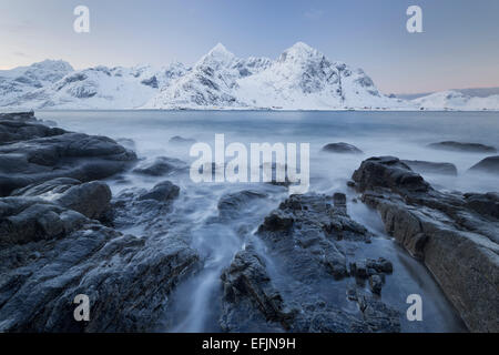 Costa rocciosa vicino Vareid nella direzione di Flakstad, Stortinden, Flakstadoya, Lofoten, Nordland, Norvegia Foto Stock