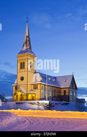 Chiesa di Vagan nella luce della sera, Austvagoya, Lofoten, Nordland, Norvegia Foto Stock