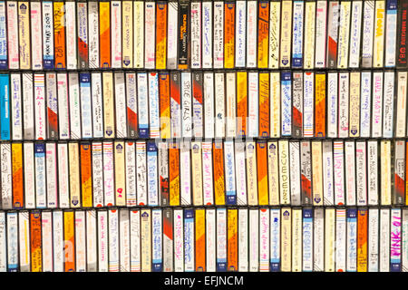 Righe della registrazione dei nastri a cassetta sul display all'O2, Penisola Square, Londra Foto Stock