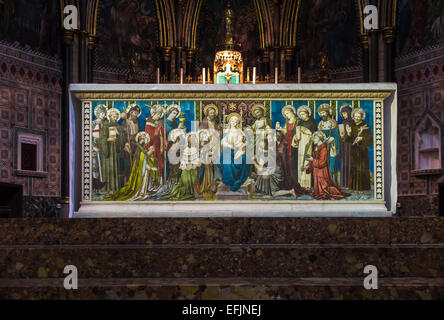 Coloratissimo altare dipinte di adorazione della Madonna e Bambino presso il St James's chiesa cattolica romana, Spagnolo posto, Marylebone, London W1 Foto Stock