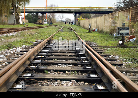 Il treno passa l'installazione che viene utilizzata per far circolare i treni da una traccia a un'altra. Foto Stock