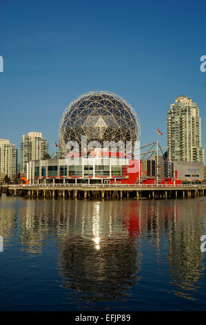 Telus mondo della scienza o il mondo della scienza su False Creek, Vancouver, British Columbia, Canada Foto Stock