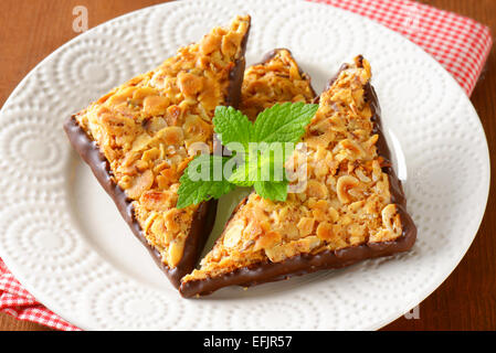 Il dado triangoli immersi nel cioccolato fondente Foto Stock