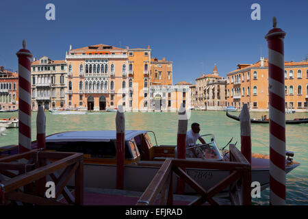 Pontile con barca sul Grand Canale, Palazzo Barbarigo della terrazza, Venezia, Italia Foto Stock