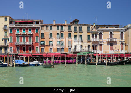 Case con le gondole e le barche sul Grand Canale, Venezia, Italia Foto Stock